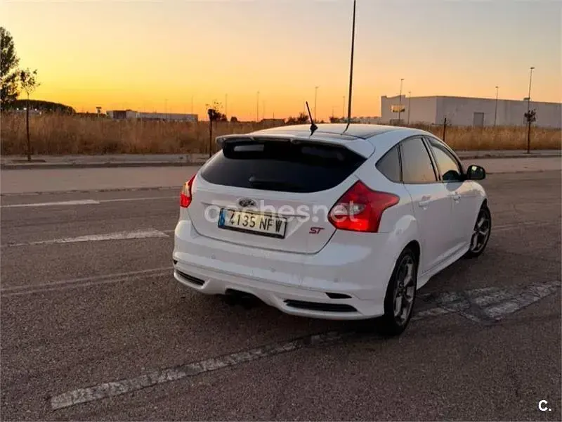 Usado Ford Focus ST 250 CV (183 kW) 2012 Blanco Berlina