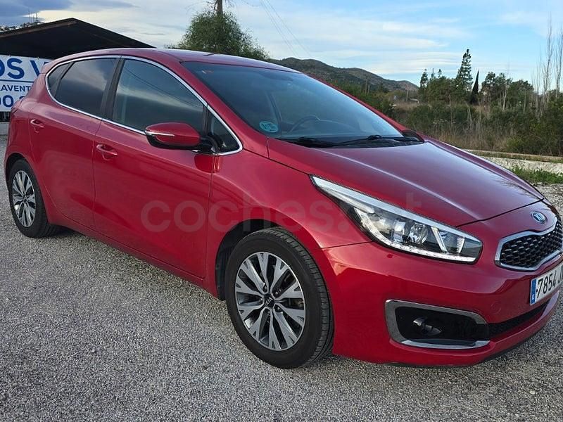 Usado Kia Ceed 100 CV (73 kW) 2017 Granate Utilitario