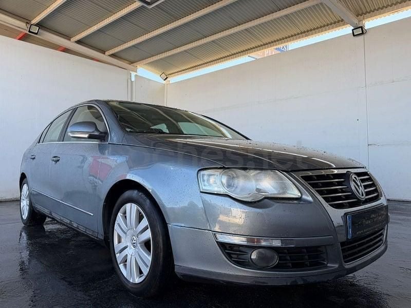 Usado VW Passat Highline 140 CV (102 kW) 2006 Gris / plata Berlina