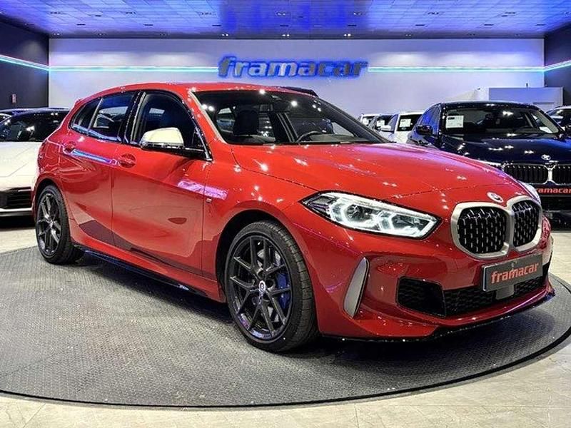 Usado BMW M135 Comfort Edition 306 CV (225 kW) 2022 Rojo Utilitario