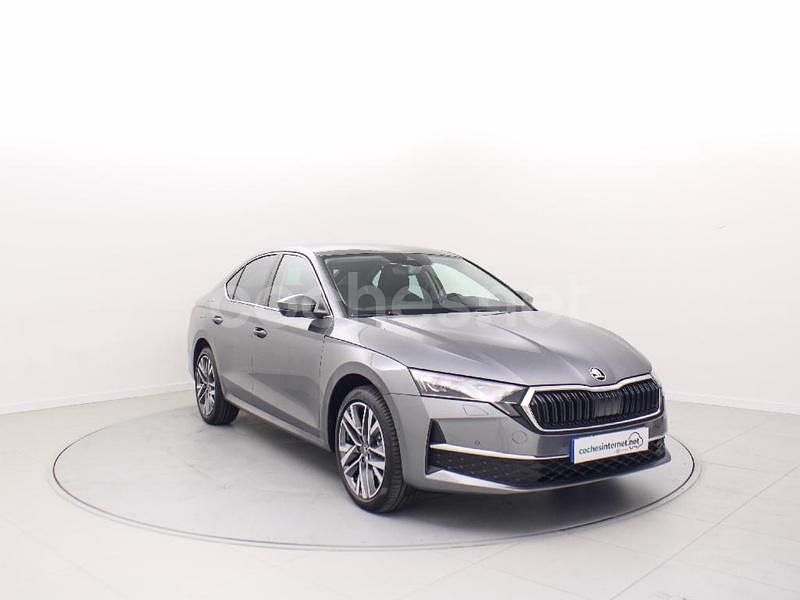 Gris / plata Nuevo 2025 Skoda Octavia Berlina | 33.400 € (Un poco caro) - Imagen 1/4