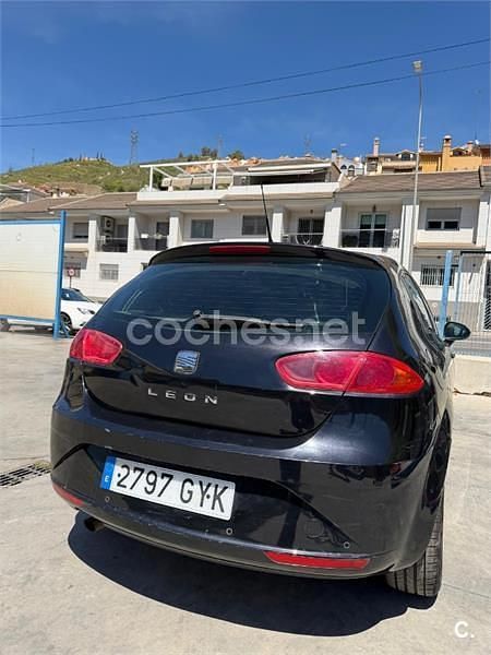 Usado Seat Leon Reference 105 CV (77 kW) 2010 Negro Utilitario