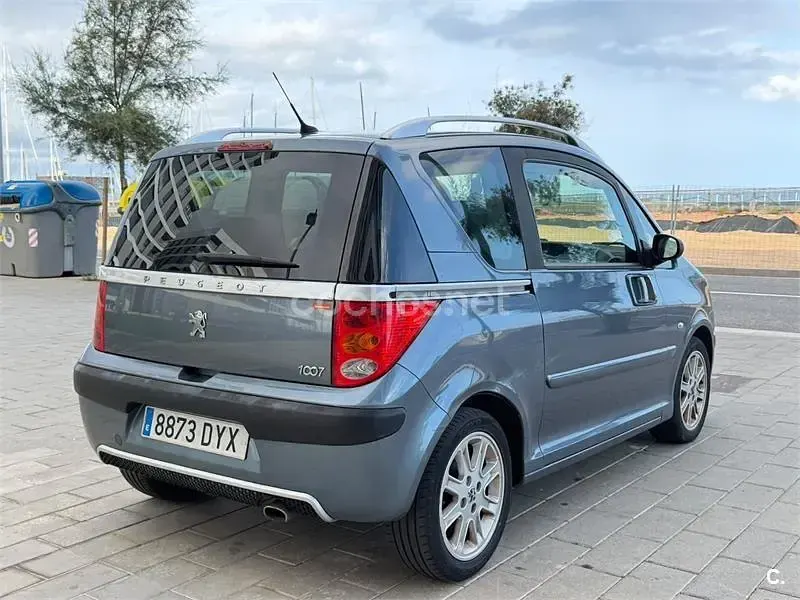 Usado Peugeot 1007 75 CV (55 kW) 2006 Gris / plata Monovolumen