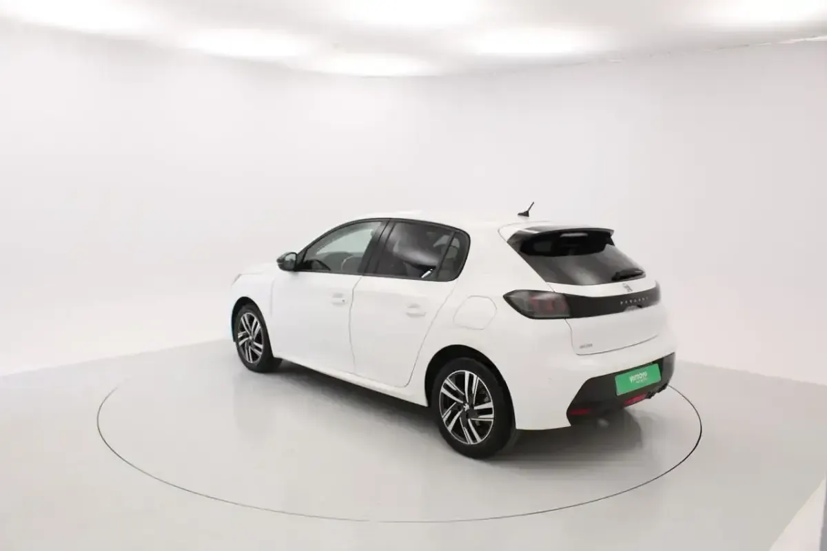 Usado Peugeot 208 Allure 102 CV (75 kW) 2022 Blanco Utilitario