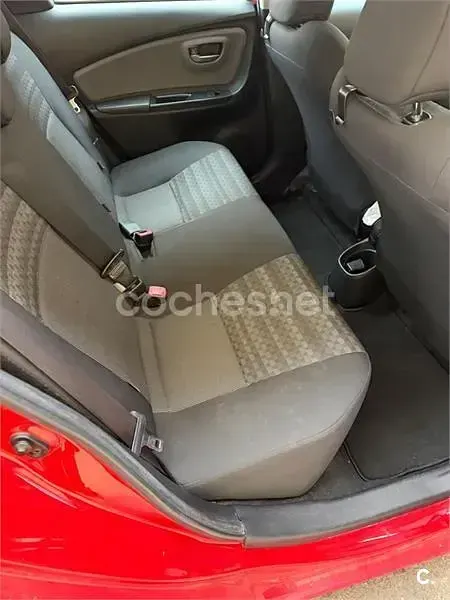 Usado Toyota Yaris Active 99 CV (72 kW) 2017 Rojo Berlina