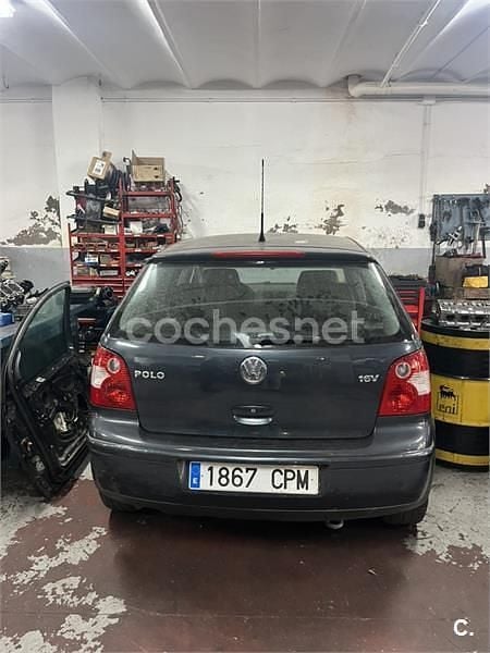 Usado VW Polo Highline 100 CV (73 kW) 2003 Azul Berlina