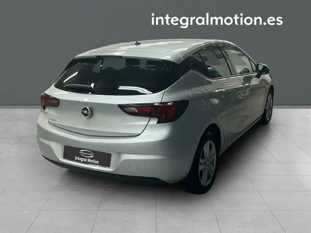 Usado Opel Astra Edition 110 CV (80 kW) 2021 Gris Berlina