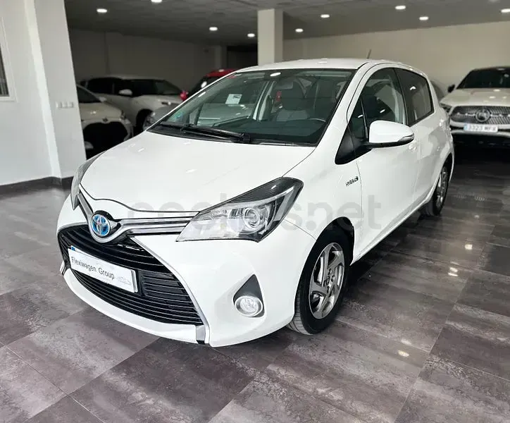 Usado Toyota Yaris Hybrid Active 100 CV (73 kW) 2015 Blanco Berlina