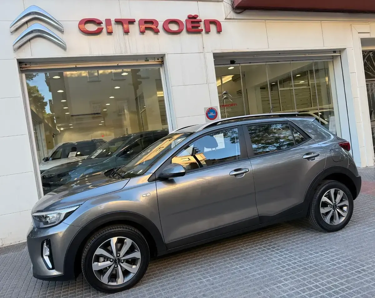 Usado Kia Stonic 84 CV (61 kW) 2023 Gris SUV