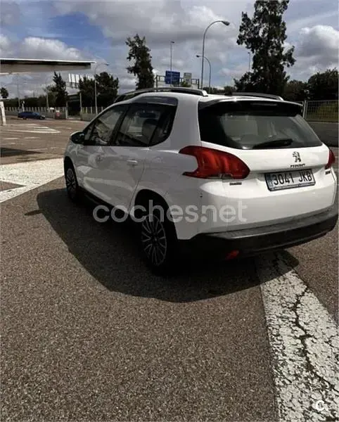 Usado Peugeot 2008 Allure 100 CV (73 kW) 2015 Blanco SUV