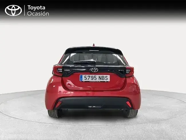 Usado Toyota Yaris Active 116 CV (85 kW) 2025 Rojo Utilitario
