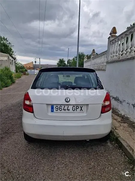Käytetty Skoda Fabia 70 HP (51 kW) 2009 Valkoinen Sedan