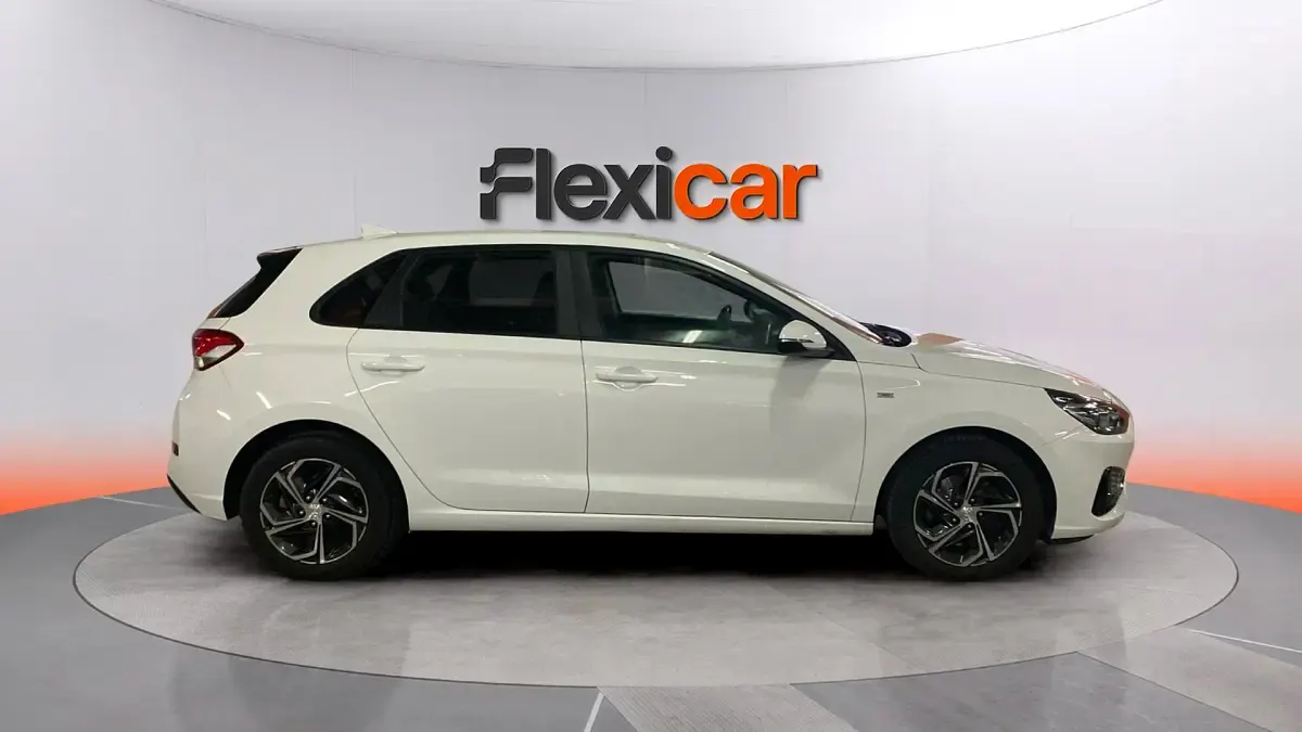 Usado Hyundai i30 120 CV (88 kW) 2022 Blanco Berlina