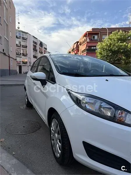 Usado Ford Fiesta Trend 75 CV (55 kW) 2015 Blanco Utilitario