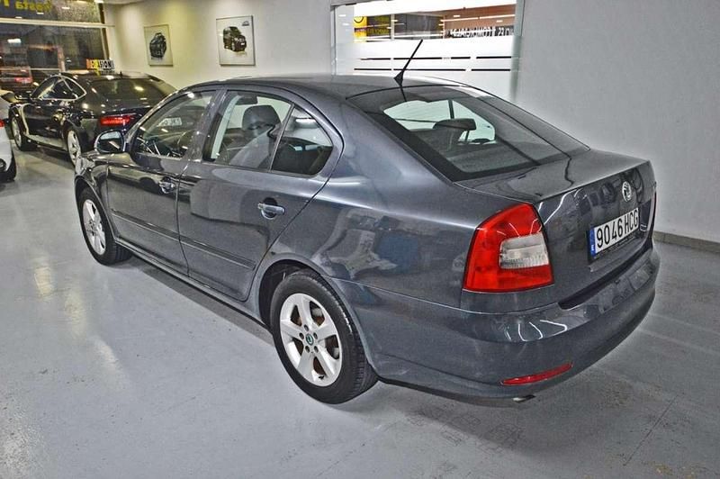 Usado Skoda Octavia Ambition 105 CV (77 kW) 2011 Gris Utilitario