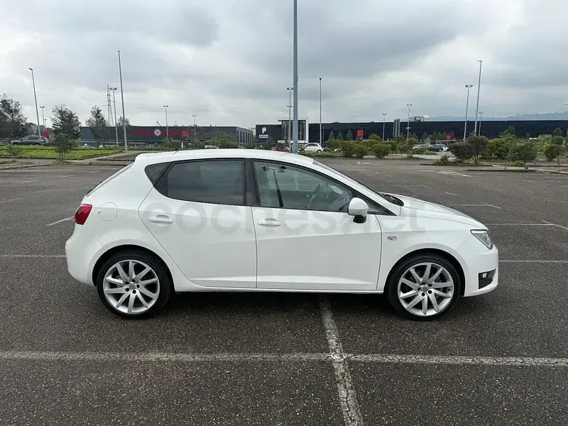 Usado Seat Ibiza FR 105 CV (77 kW) 2013 Blanco Berlina