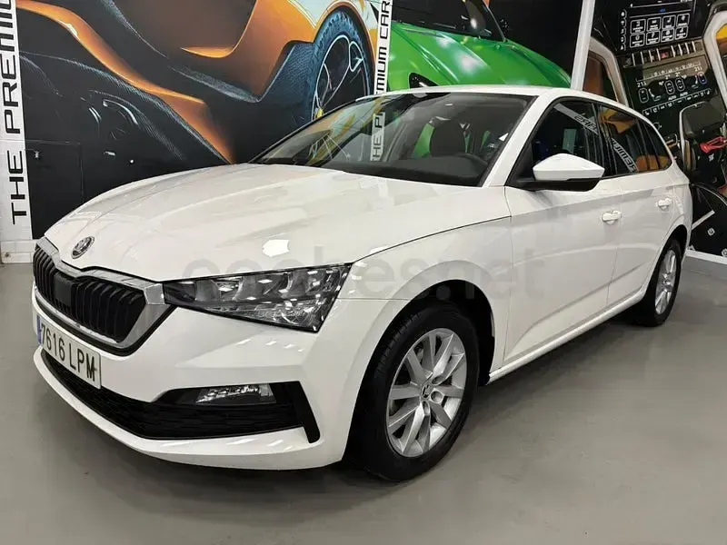 Usado Skoda Scala Ambition 110 CV (80 kW) 2022 Blanco Utilitario