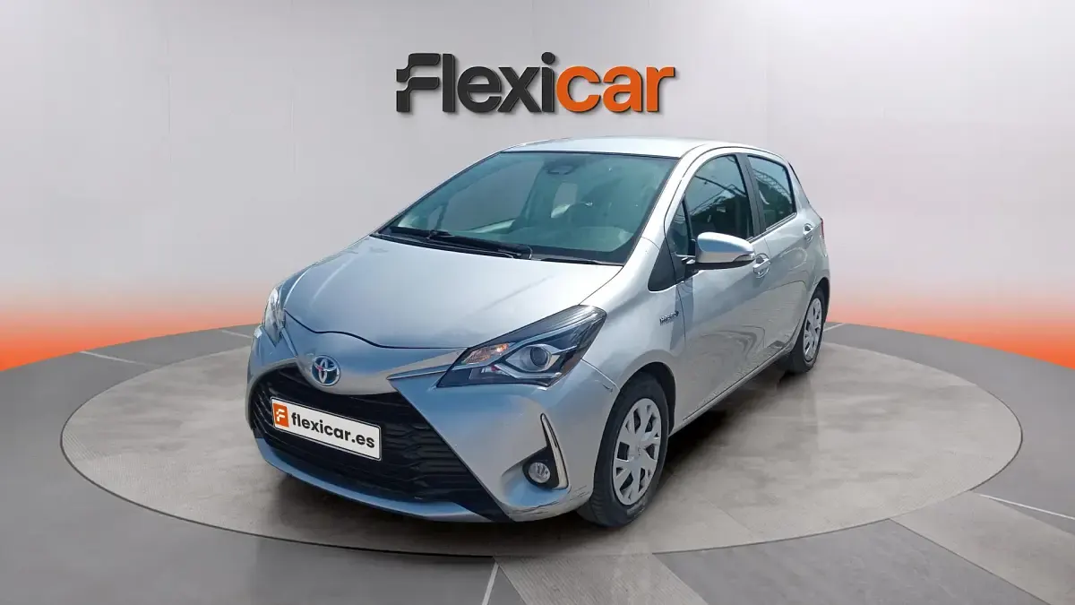 Usado Toyota Yaris Hybrid Active 100 CV (73 kW) 2019 Gris Utilitario