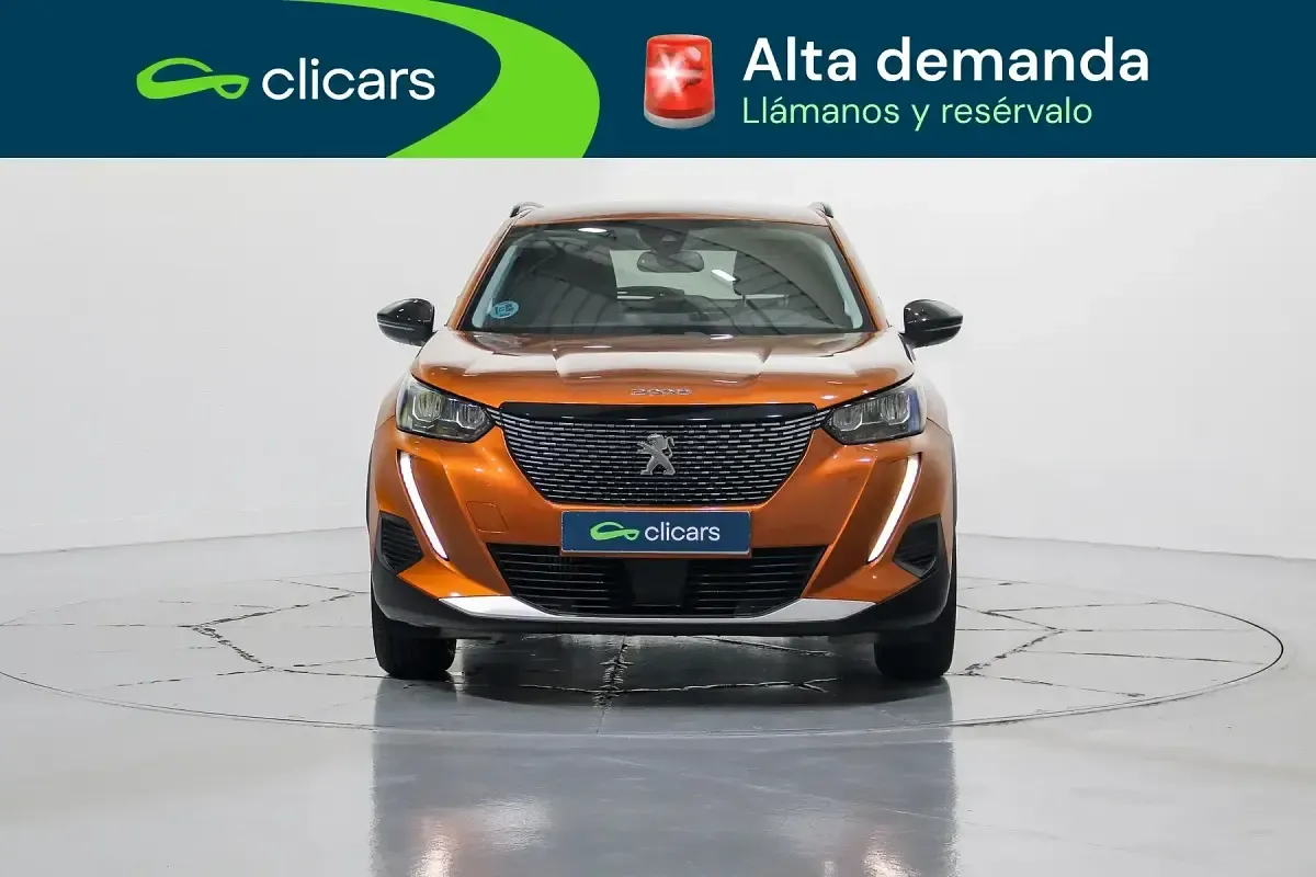Usado Peugeot 2008 Allure 100 CV (73 kW) 2022 Naranja SUV