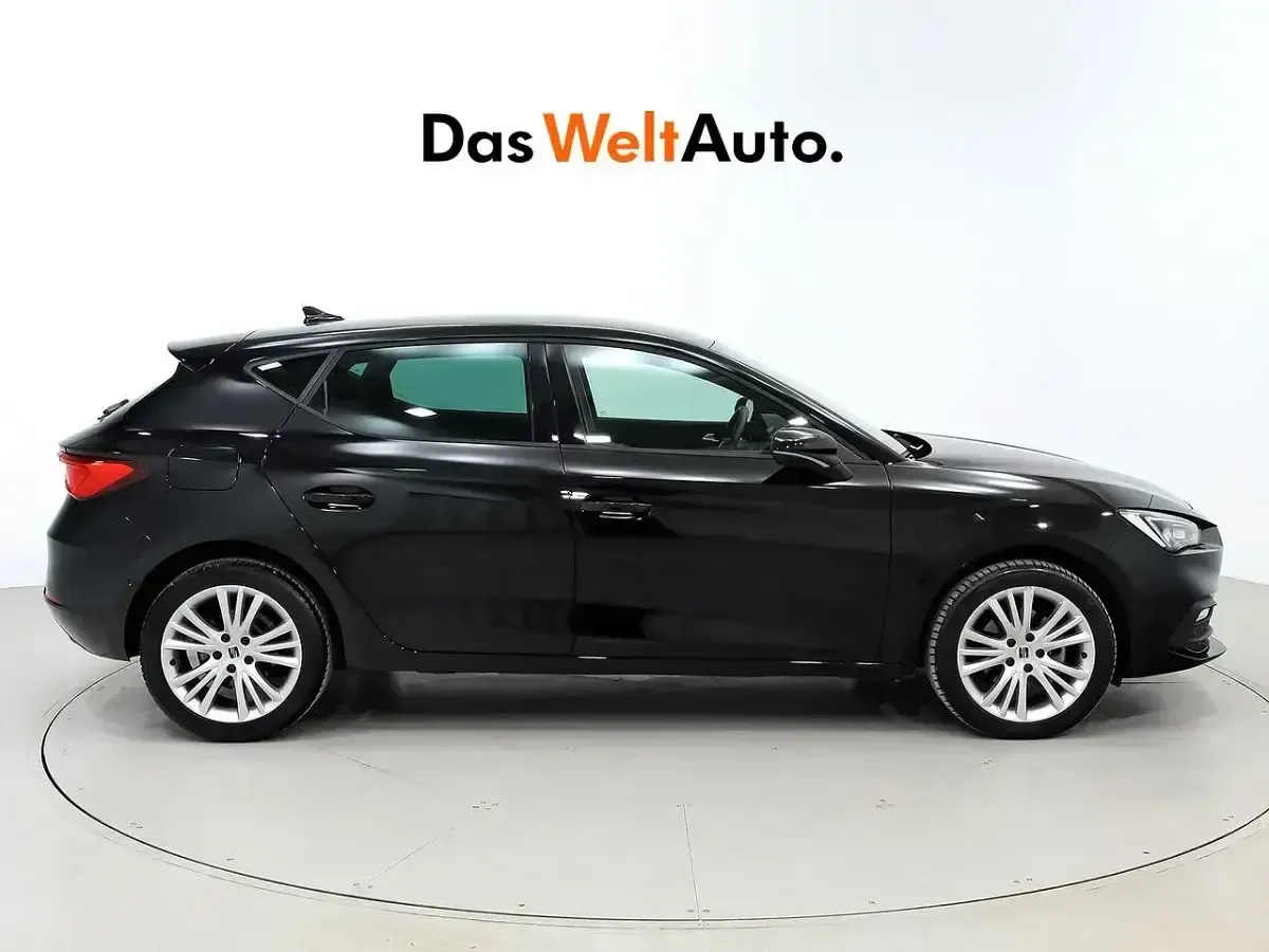 Usado Seat Leon Style 116 HP (85 kW) 2025 Preto Sedan