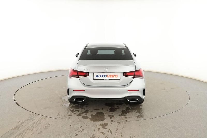 Usado Mercedes A180 AMG line 136 CV (100 kW) 2022 Gris Berlina