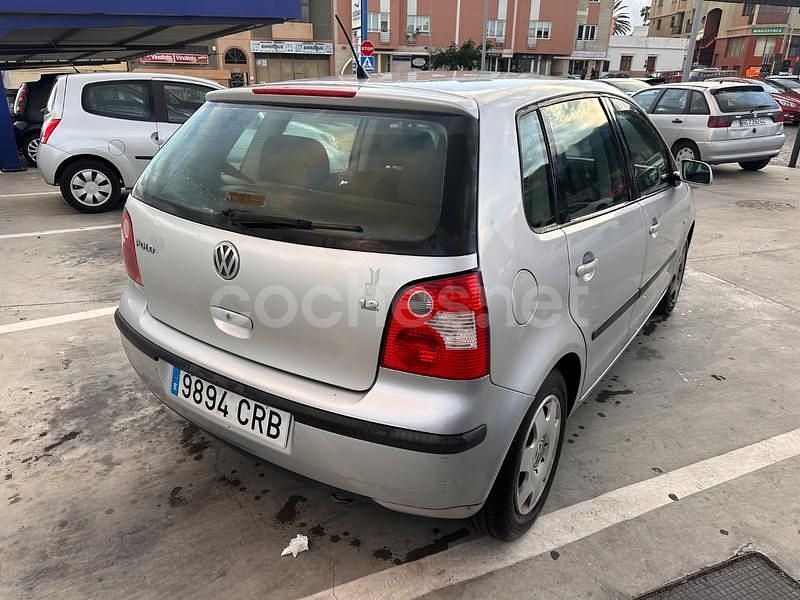Usado VW Polo Highline 75 CV (55 kW) 2004 Gris / plata Berlina