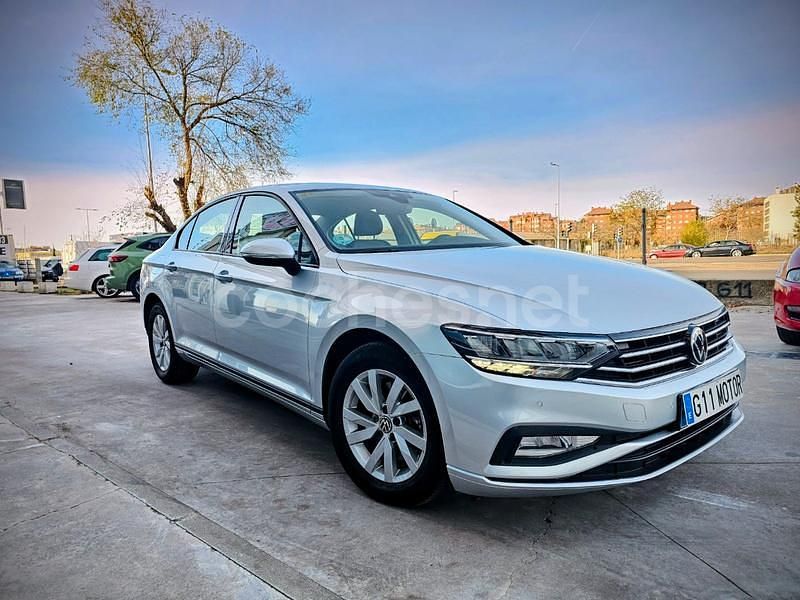 Gris / plata Usado 2021 VW Passat Berlina | 19.890 € (Precio justo) - Imagen 1/4