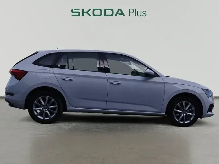 Usado Skoda Scala Active 110 CV (80 kW) 2022 Blanco Utilitario