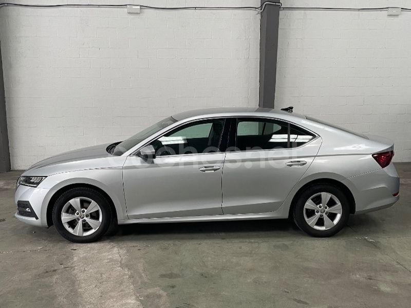 Gris / plata Usado 2021 Skoda Octavia Ambition Berlina | 15.900 € (Precio justo) - Imagen 1/4