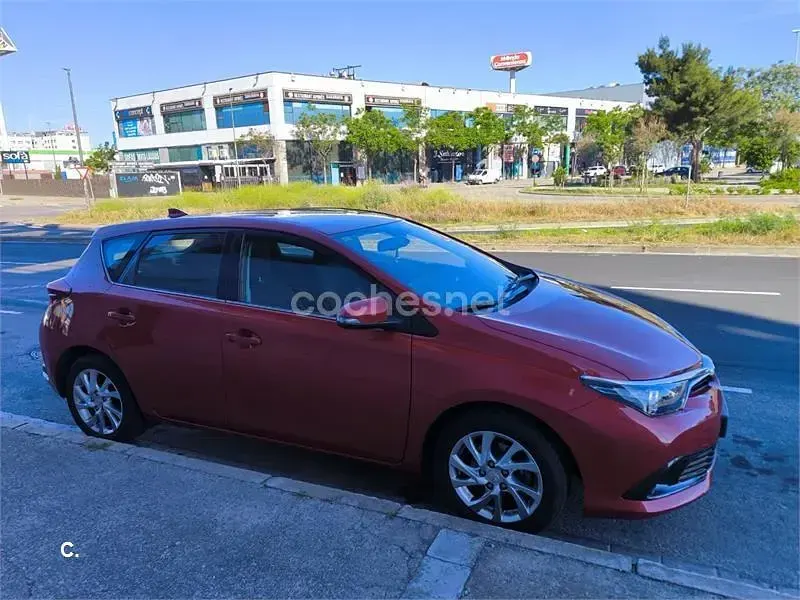 Usado Toyota Auris Active 116 CV (85 kW) 2015 Rojo Berlina
