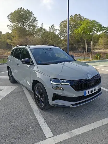 Usado Skoda Karoq SportLine 150 CV (110 kW) 2022 Gris / plata SUV