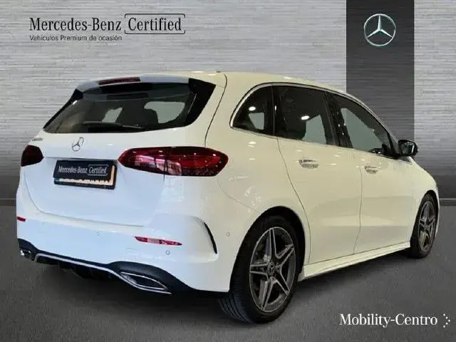 Usado Mercedes B200 AMG line 150 CV (110 kW) 2025 Blanco polar  pintura unicolor Utilitario