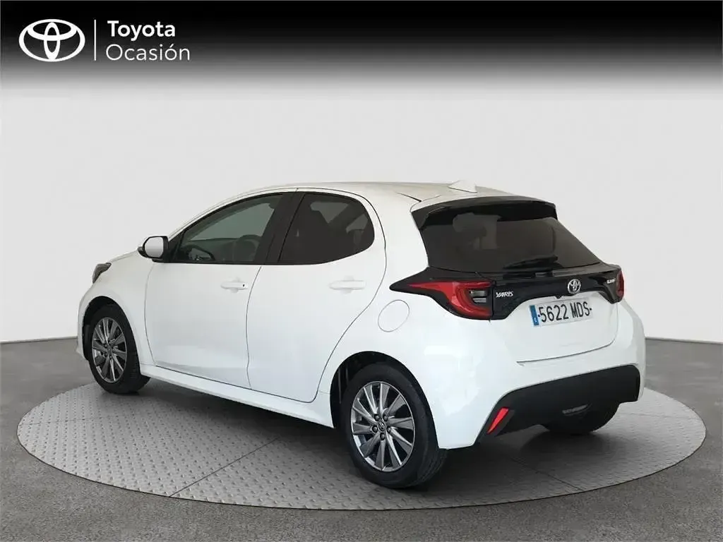 Usado Toyota Yaris Hybrid Active 116 CV (85 kW) 2023 Blanco Monovolumen
