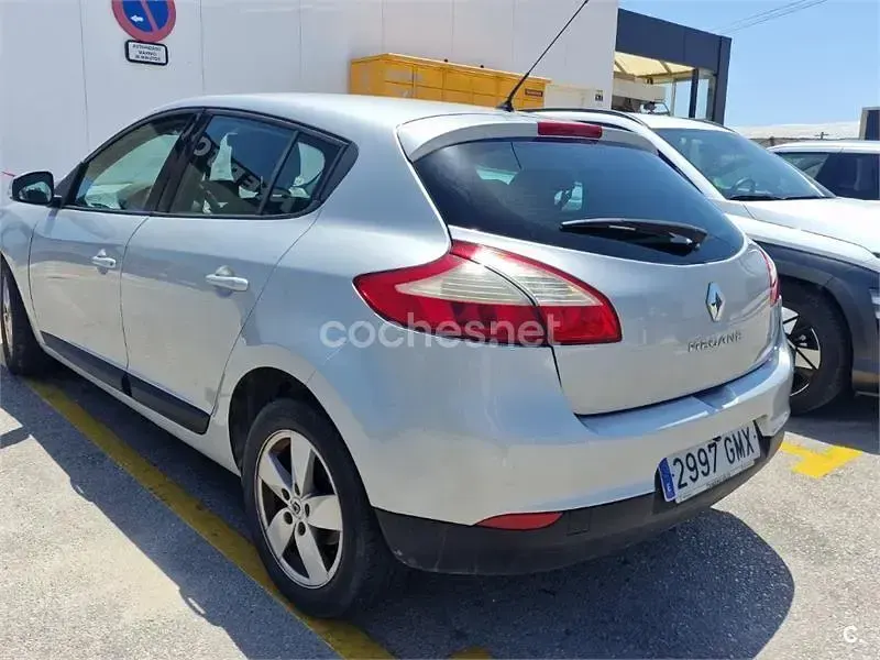 Usado Renault Mégane Dynamique 105 CV (77 kW) 2009 Gris / plata Berlina