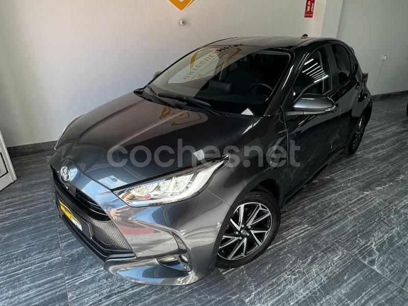 Gris / plata Usado 2024 Toyota Yaris Hybrid Style Berlina | 18.990 € (Super precio) - Imagen 1/4