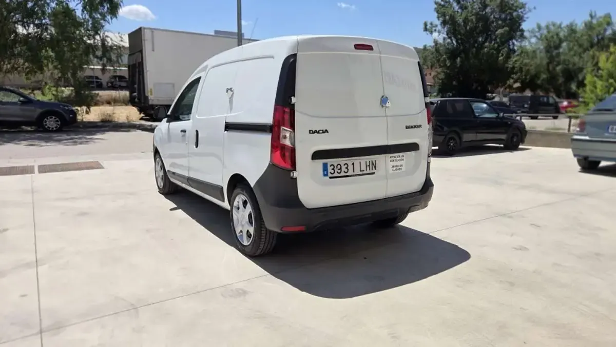 Usado Dacia Dokker Essentiel 109 CV (80 kW) 2020 Blanco Monovolumen