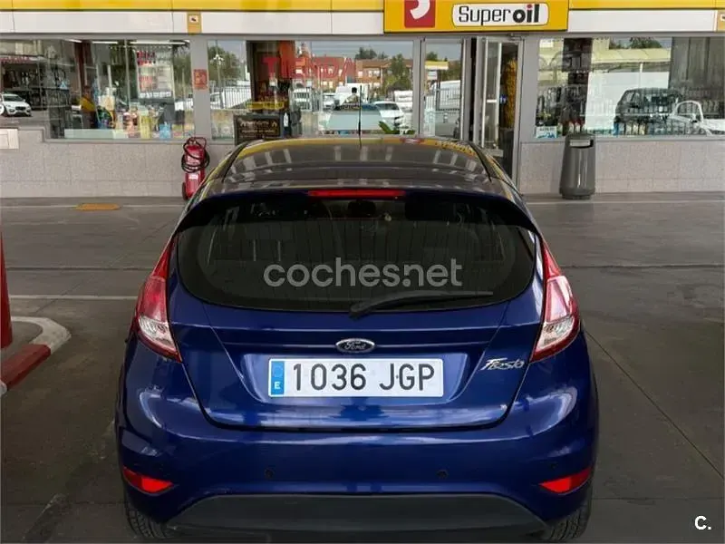 Usado Ford Fiesta Trend 82 CV (60 kW) 2015 Azul Utilitario