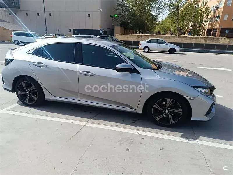 Usado Honda Civic Executive 129 CV (94 kW) 2018 Gris / plata Berlina