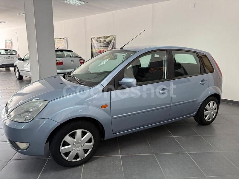 Gris / plata Usado 2005 Ford Fiesta Ambiente Utilitario | 4500 € (Caro) - Imagen 1/4