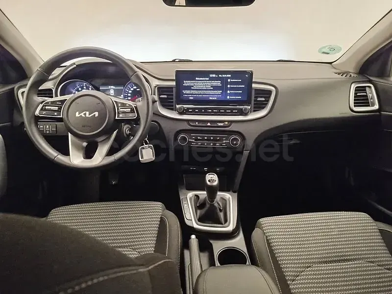 Usado Kia Ceed 101 CV (74 kW) 2025 Gris / plata Utilitario