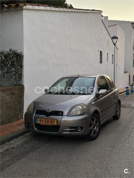 Gris / plata Usado 2002 Toyota Yaris Sport Berlina | 3350 € - Imagen 1/4