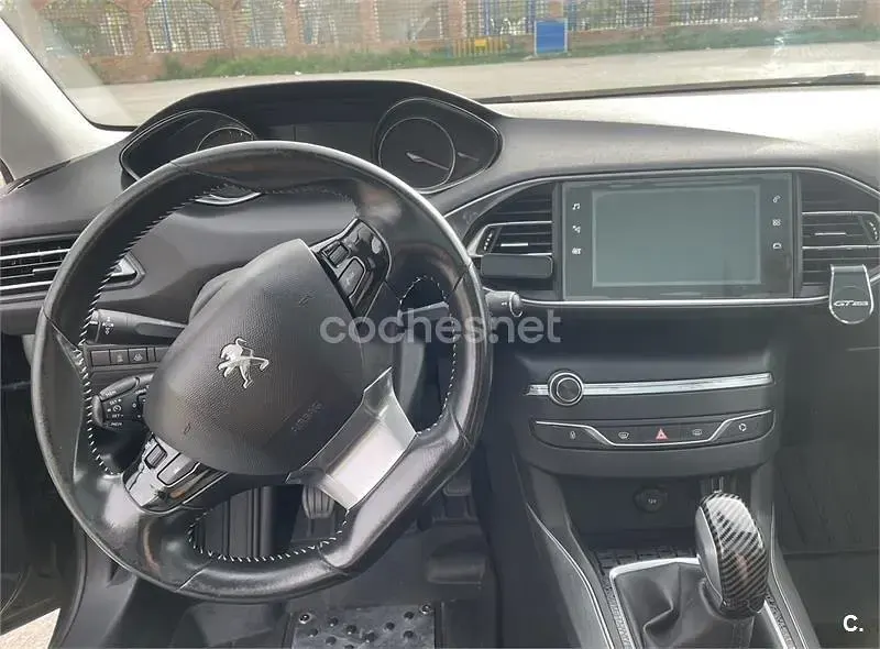 Usado Peugeot 308 Allure 110 CV (80 kW) 2017 Gris / plata Berlina