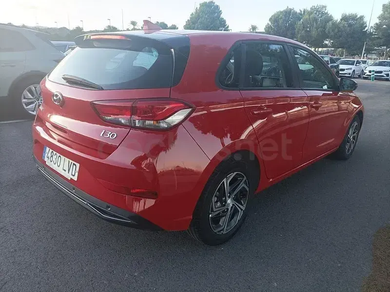 Usado Hyundai i30 116 CV (85 kW) 2021 Rojo Berlina
