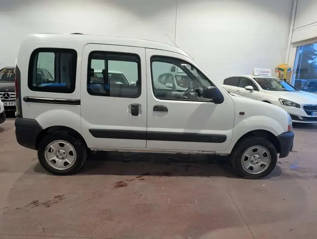 Usado Renault Kangoo Authentique 84 CV (61 kW) 2003 Blanco Monovolumen