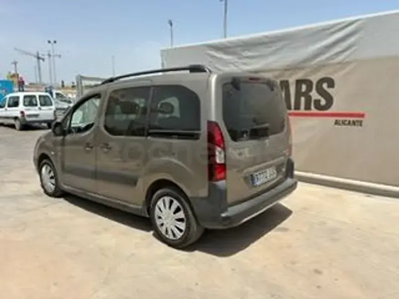 Usado Peugeot Partner Tepee Outdoor 100 CV (73 kW) 2015 Gris / plata Monovolumen