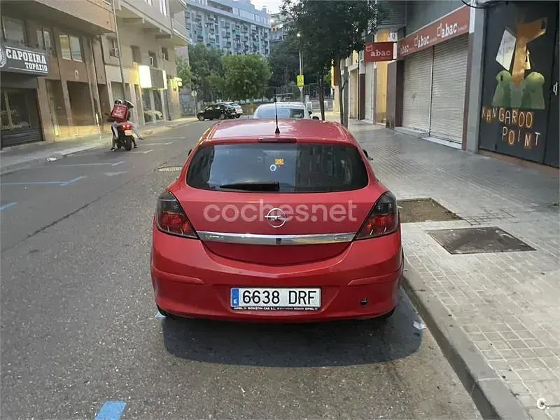 Usado Opel Astra GTC Enjoy 105 CV (77 kW) 2005 Rojo Berlina