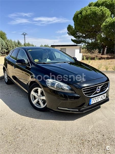 Negro Usado 2014 Volvo V40 Momentum Berlina | 7400 € (Precio justo) - Imagen 1/4