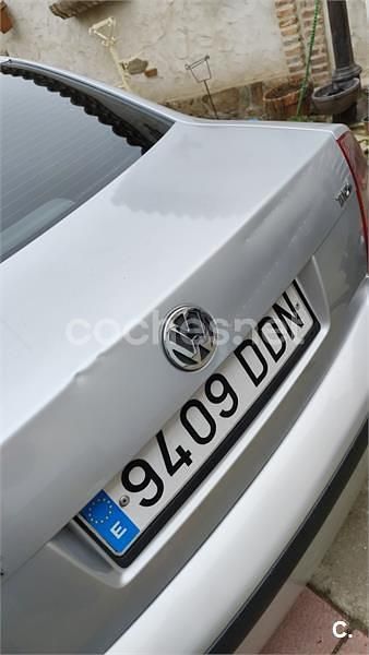 Usado VW Passat Advance 130 CV (95 kW) 2004 Gris / plata Berlina