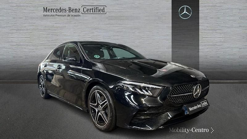 Usado Mercedes A180 AMG line 116 CV (85 kW) 2025 Negro cosmos Berlina