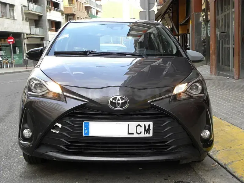 Usado Toyota Yaris Active 111 CV (81 kW) 2019 Gris / plata Berlina